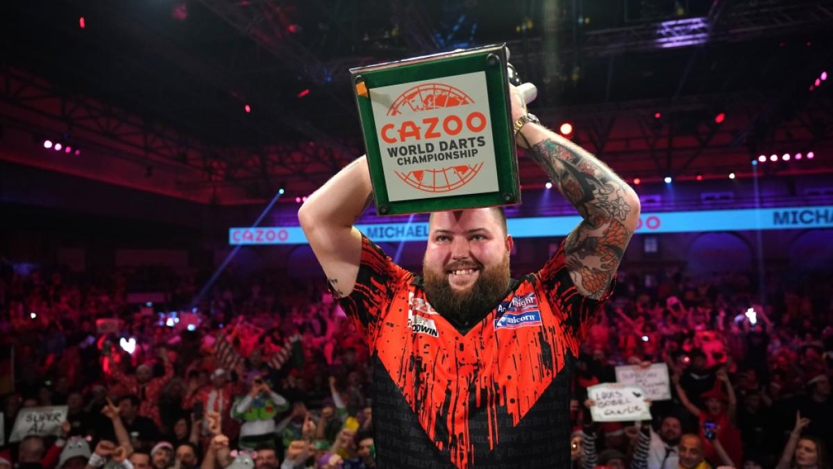 Michael Smith wurde am 3. Januar 2023 im "Ally Pally" erstmals Darts-Weltmeister. In und rund um die Halle gab es aber auch chaotische Szenen. (Foto)