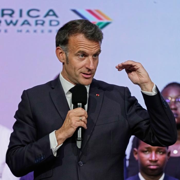 Sein Mikrofon-Auftritt sorgt in Afrika für Eklat – 