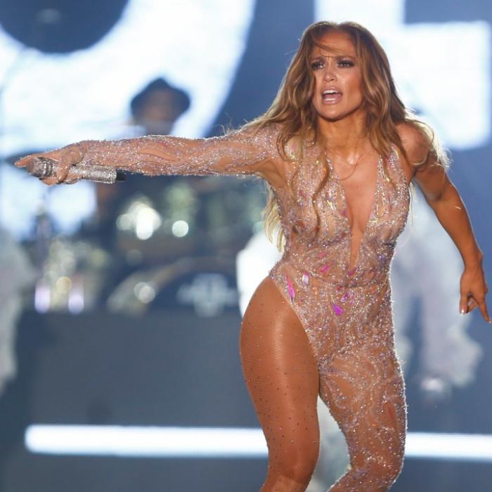 Einfach verlockend! DAS trägt JLo unter ihrem Mantel