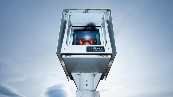 Der Einsatz des Blitzers Traffistar S350 wurde im Saarland vom Verfassungsgericht verboten. Bußgeldbescheide könnten ungültig sein. (Symbolbild)