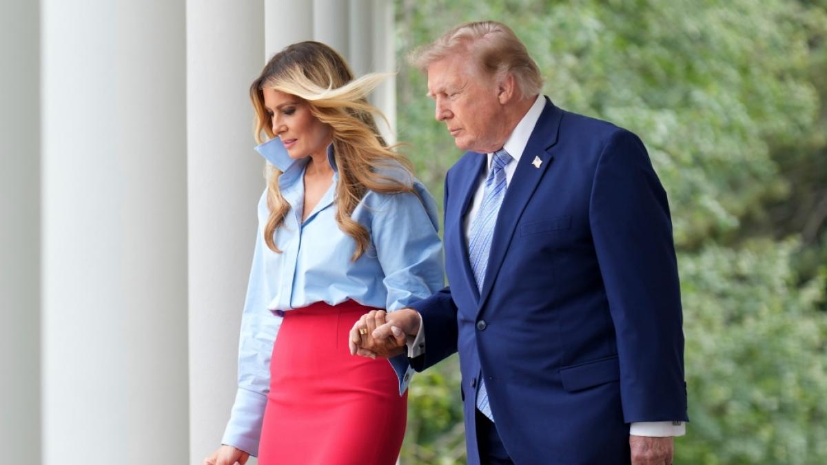 Melania und Donald Trump zeigten sich demonstrativ H&auml;ndchen haltend. (Foto)