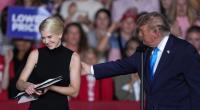 Trump gewährt seiner Assistentin Natalie Harp ein Reise-Upgrade – sie darf in 