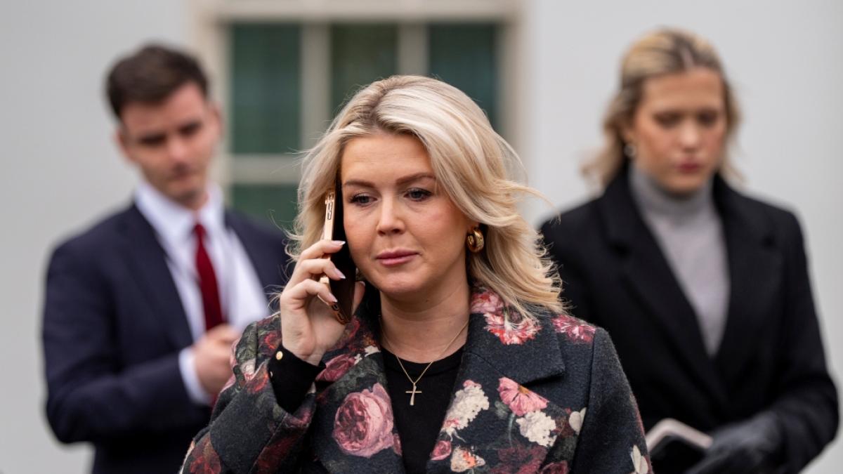 Muss sich Karoline Leavitt bald einen neuen Job suchen? Ihr Boss Donald Trump stellte die Sprecherin des Wei&szlig;en Hauses vor laufender Kamera blo&szlig;. (Foto)