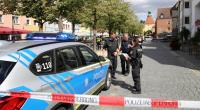Nachdem eine Frau mit einem schwertähnlichen Gegenstand mehrere Menschen verletzte, sperrte die Polizei den Tatort in Weiden ab.
