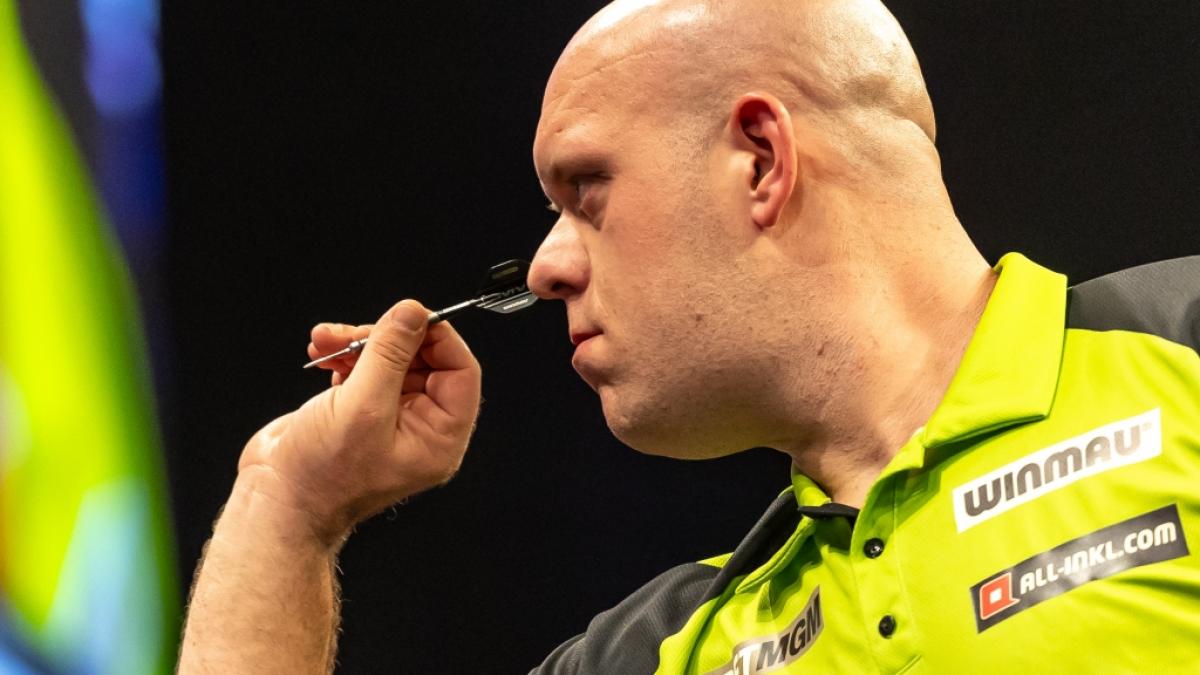 Michael van Gerwen geh&ouml;rt zu den Superstars der Darts-Welt - doch nun droht dem Niederl&auml;nder, den seine Fans als "Mighty Mike" verehren, eine schmerzhafte Zwangspause. (Foto)