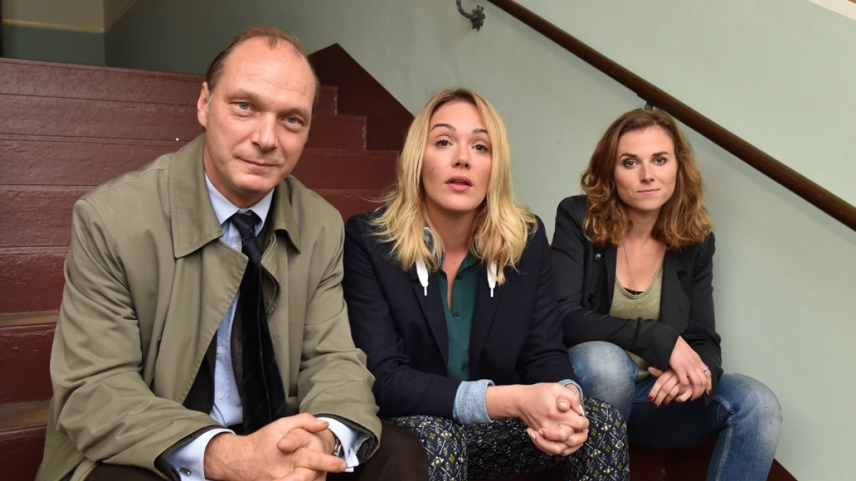 Schauspielerin Karin Hanczewski (rechts) mit ihren Kollegen Martin Brambach und Alwara H&ouml;fels aus dem Dresdner "Tatort". (Foto)