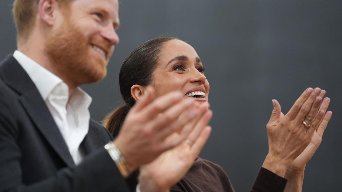 Die Sussexes sind zur&uuml;ck in England - und lassen sich auch ohne royale Vollzeit-Pflichten das Bad in der Menge nicht nehmen. (Foto)