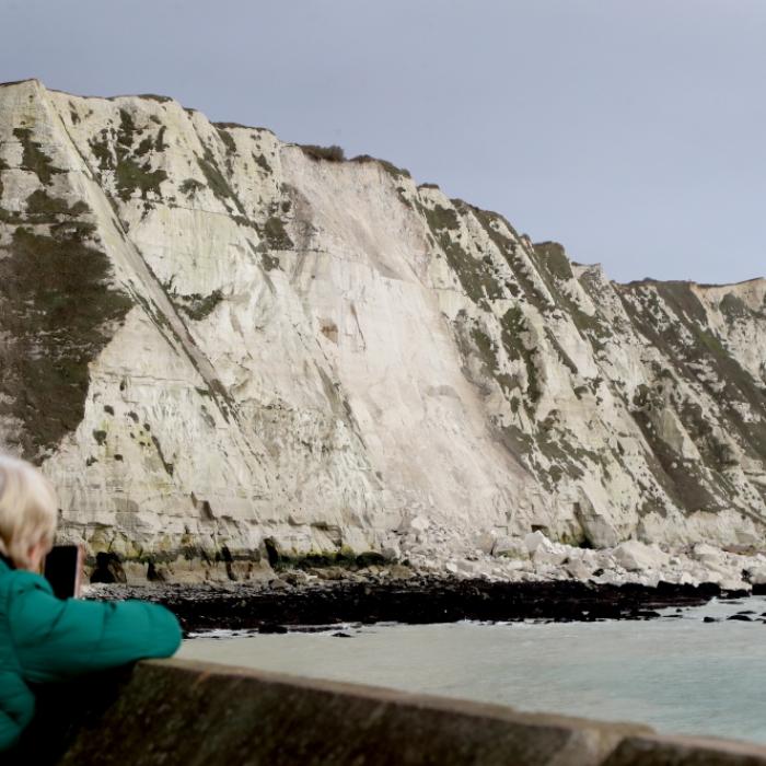 Weiße Klippen krachen ins Meer! Spaziergänger filmen mit 