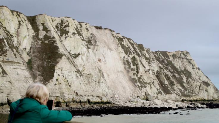Nahe Dover ist ein gewaltiger Brocken der weißen Klippen ins Meer gestürzt.