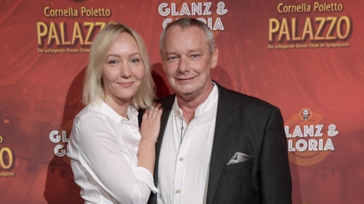 Harry Schulz, TV-Imbisstester, und seine Freundin Melanie Vogt Mitte November bei&nbsp;der Palazzo-Show "Glanz  Gloria" in Hamburg. (Foto)