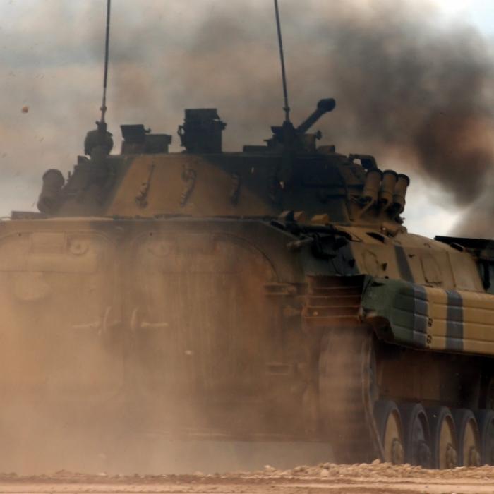 Putins Panzer-Kolonne ausgelöscht! Drohne filmt Explosion