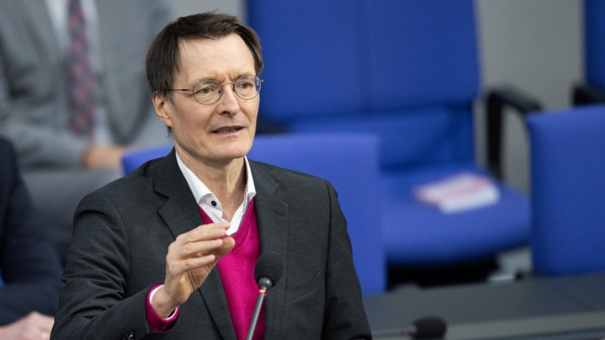Bundesgesundheitsminister Karl Lauterbach will das Gesundheitssystem auf einen "Kriegsfall" vorbereiten. (Foto)