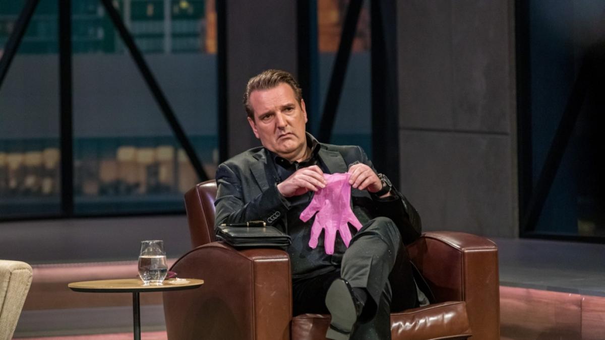 DHDL-L&ouml;we Ralf D&uuml;mmel macht Schluss mit "Pinky Gloves". (Foto)