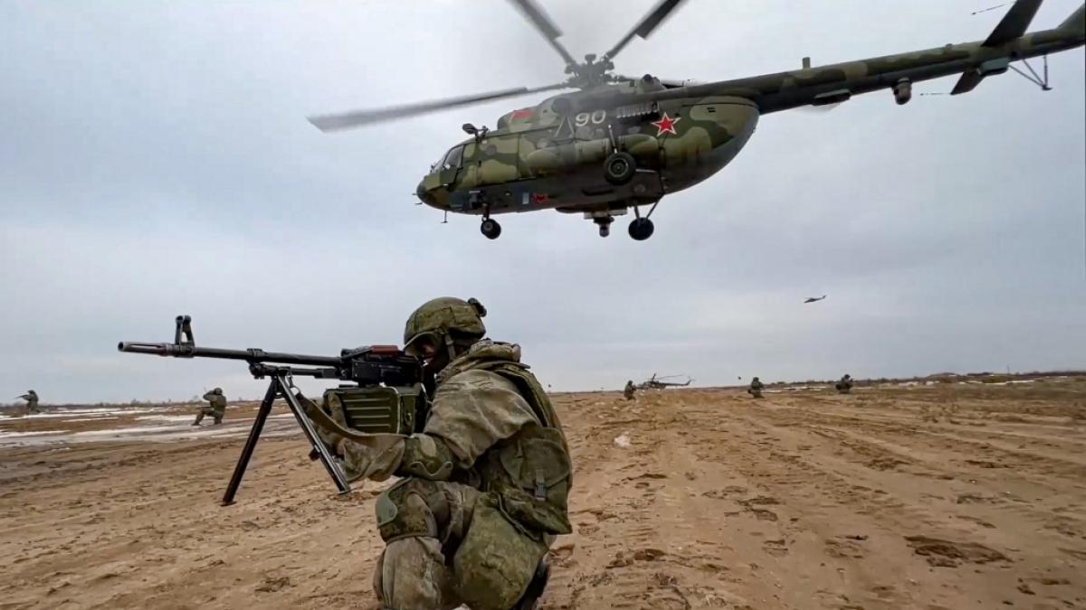 Auf diesem Videostandbild nehmen russische Marineinfanteristen w&auml;hrend der Milit&auml;r&uuml;bungen "Union Courage-2022" zwischen Russland und Belarus auf dem Truppen&uuml;bungsplatz Obuz-Lesnovski ihre Position ein. (Foto)