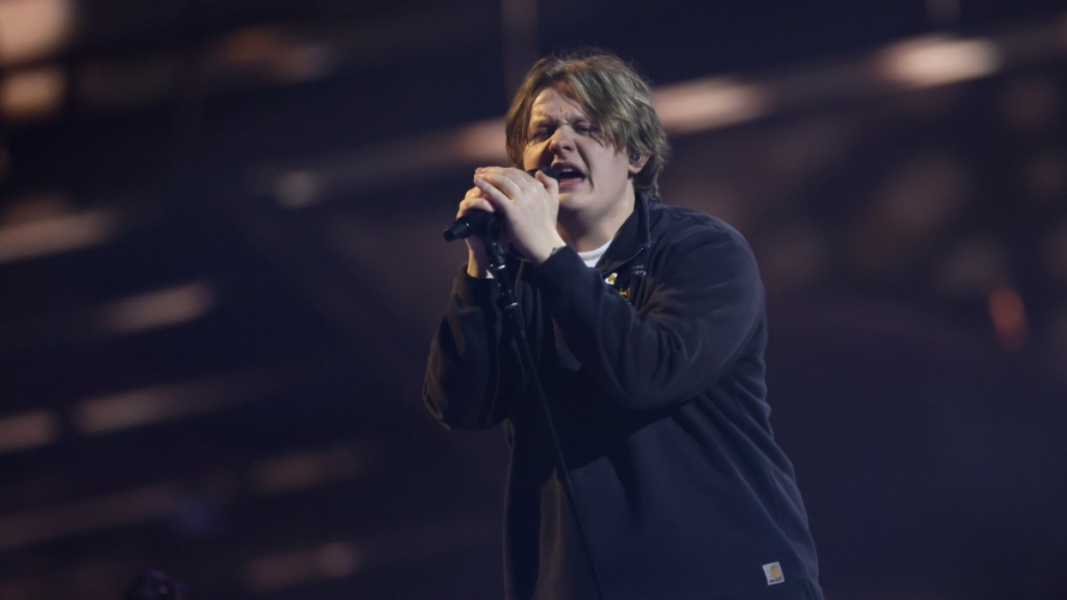 Lewis Capaldi performt auf der B&uuml;hne. (Foto)