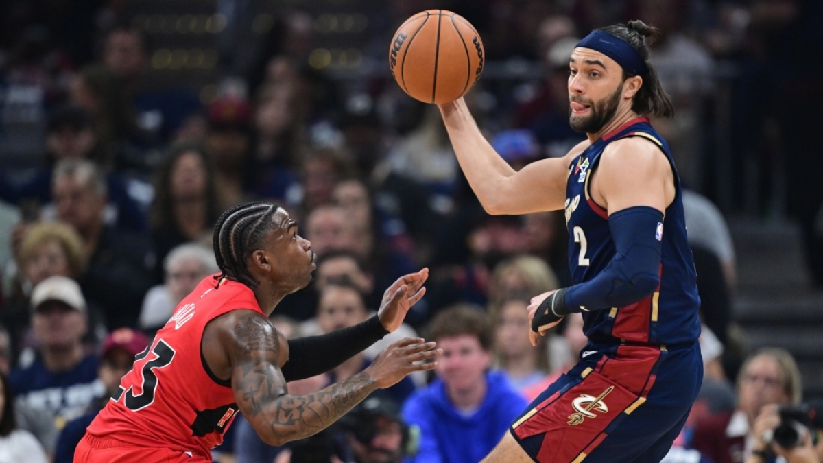 Max Strus von den Cleveland Cavaliers spielt den Ball gegen Jamal Shead von den Toronto Raptors, am 18.04.2026. (Symbolbild) (Foto)