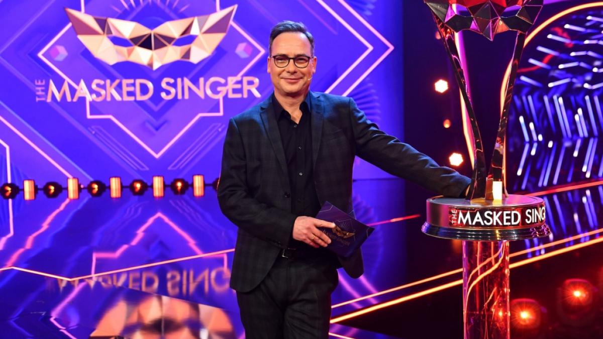 Bleibt "The Masked Singer" auch in Staffel 6 als Moderator treu: Matthias Opdenh&ouml;vel (Foto)