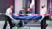 Bestatter tragen die Leiche eines Opfers aus einer Bar in Offenbach.
