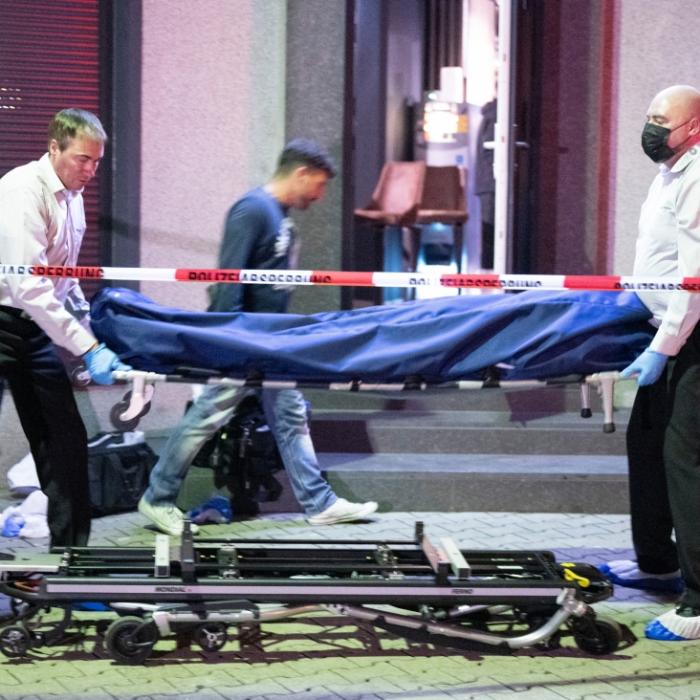 Mann (48) in Bar erschossen - Täter mit Baseball-Kappe weiter flüchtig