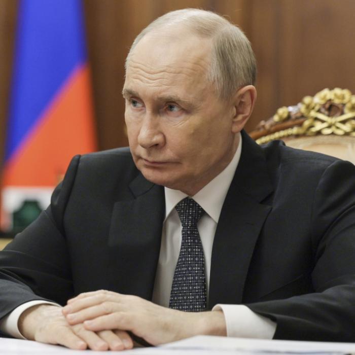 Putins Kriegsmaschinerie im Visier - Video zeigt Angriff auf russische Ölraffinerie