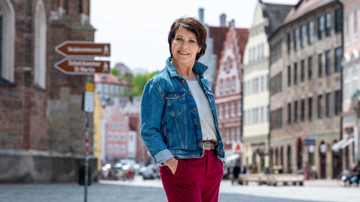 Trostpflaster f&uuml;r "Um Himmels Willen"-Fans: Schauspielerin Janina Hartwig f&uuml;hrt als Online-Stadtf&uuml;hrerin durch die Altstadt von Landshut, wo "Um Himmels Willen" gedreht wurde. (Foto)