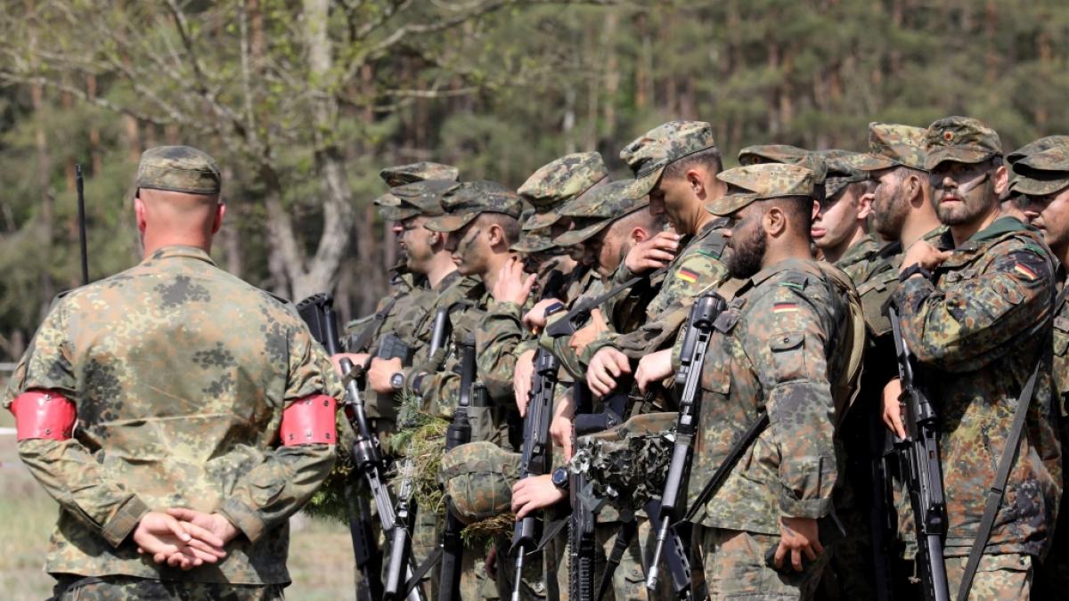Bundeswehr-Soldaten wie die Panzergrenadiere der Brigade 41 "Vorpommern" k&ouml;nnen sich &uuml;ber frische Milliarden freuen. (Foto)