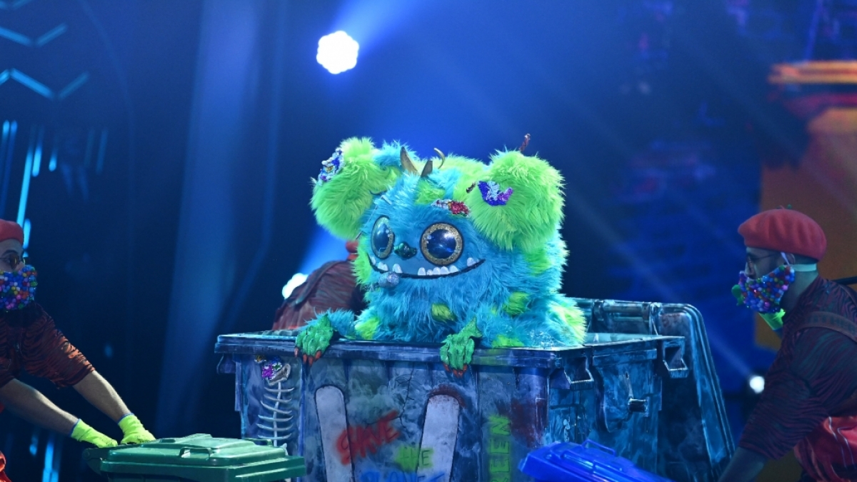 M&uuml;lli M&uuml;ller klettert bei seinem "The Masked Singer"-Auftritt aus seiner M&uuml;lltonne. (Foto)