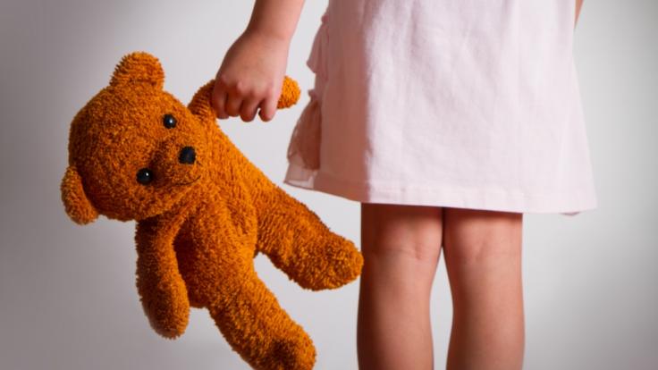 Ein Physiotherapeut aus Nordrhein-Westfalen steht unter Verdacht, mehrere Kinder sexuell missbraucht und kinderpornografisches Material angefertigt zu haben (Symbolbild).