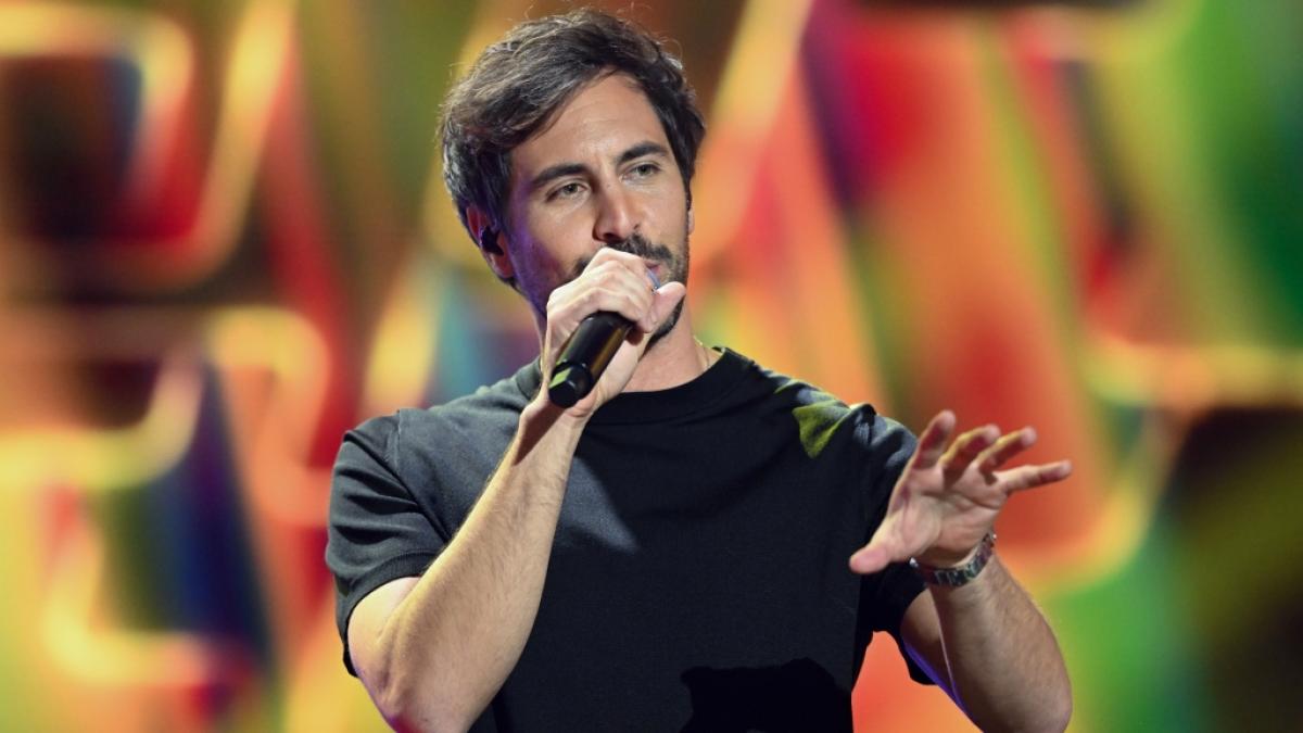 Max Giesinger singt auf der B&uuml;hne. (Foto)