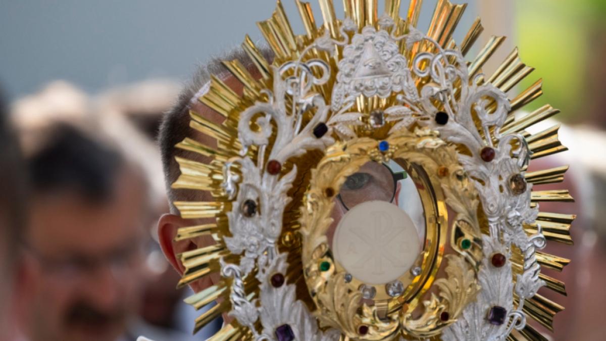 Katholische Gl&auml;ubige begehen den Feiertag Fronleichnam traditionell mit einer Prozession zum "Hochfest des allerheiligsten Leibes und Blutes Christi". (Foto)