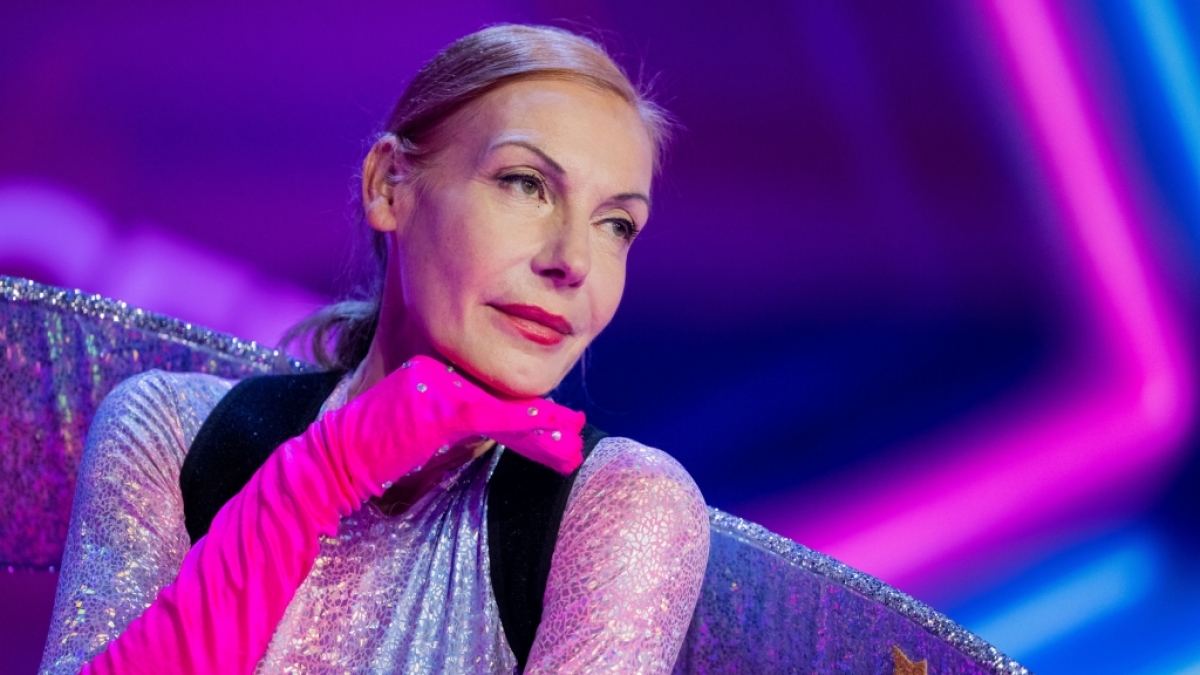 Ute Lemper bei "The Masked Dancer" 2022 als Gl&uuml;hw&uuml;rmchen (Foto)