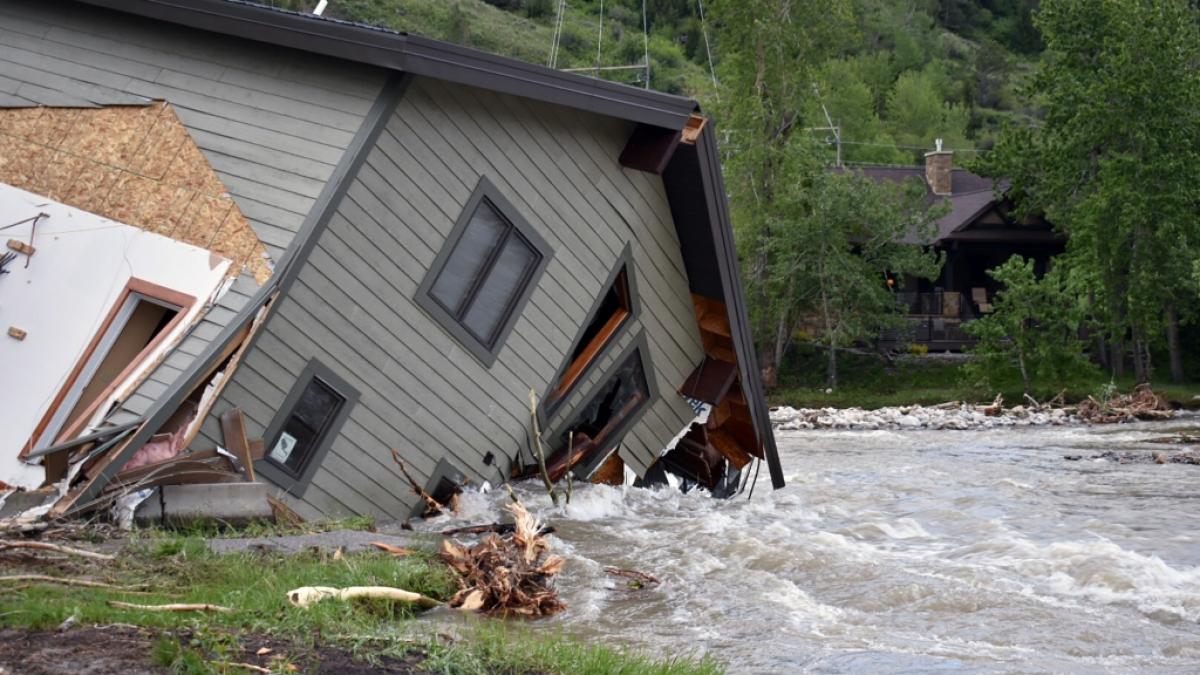 Ein Haus liegt von den Fluten des Rock Creek. (Foto)