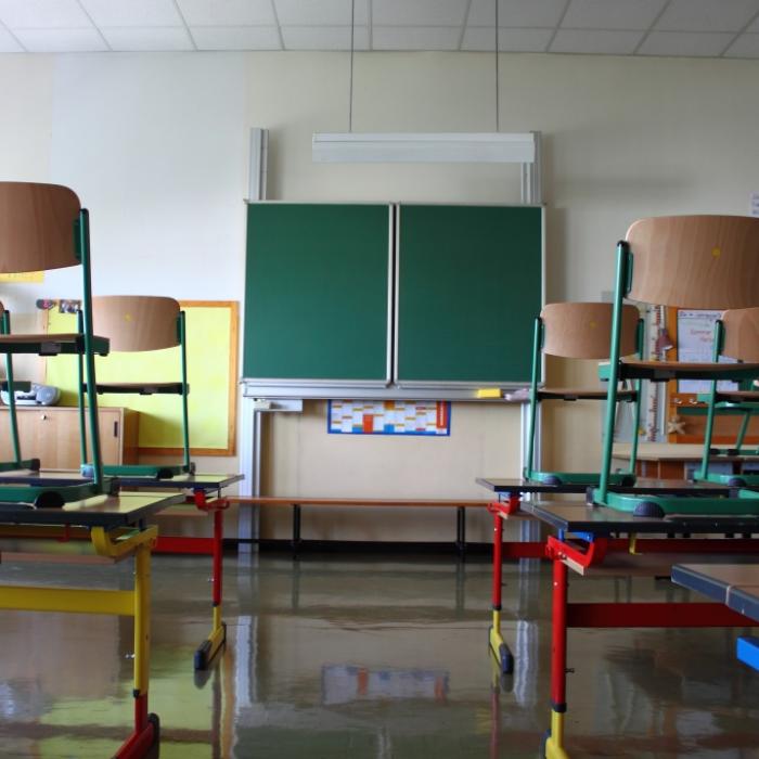 Verbände sind alarmiert: Vielen Schulen und Kitas droht die Schließung!