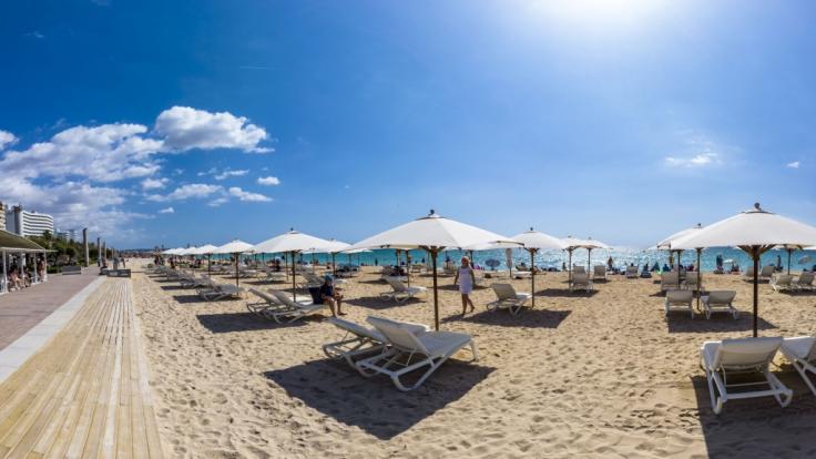 Wird es trotz aufgehobener Reisewarnung auf Mallorca bei leeren Stränden bleiben? DAS steht dem Malle-Urlaub im Weg.