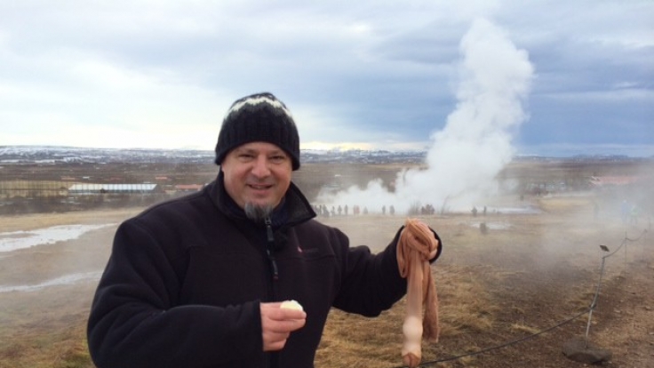 Kniffelige Aufgabe für Chefcholeriker Detlef: Er soll in einem brodelnden Geysir ein Ei kochen.