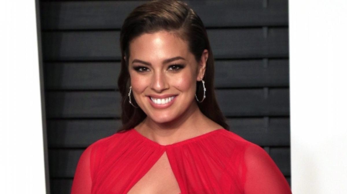 Als dralle Milchmagd bringt Ashley Graham die Fans um den Verstand - doch ein Detail irritiert. (Foto)