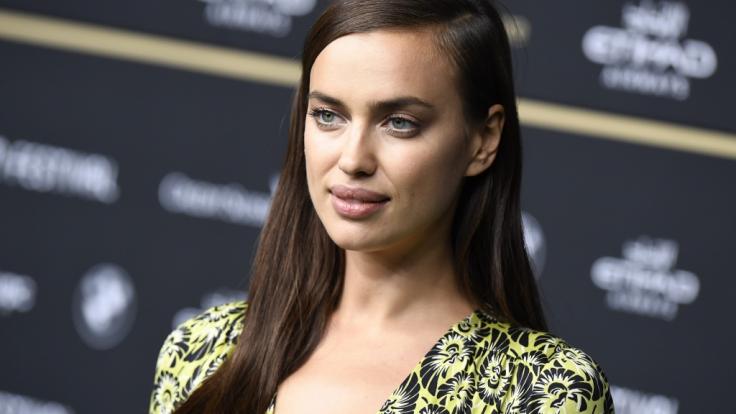 Irina Shayk macht ein Lack-Girl in der