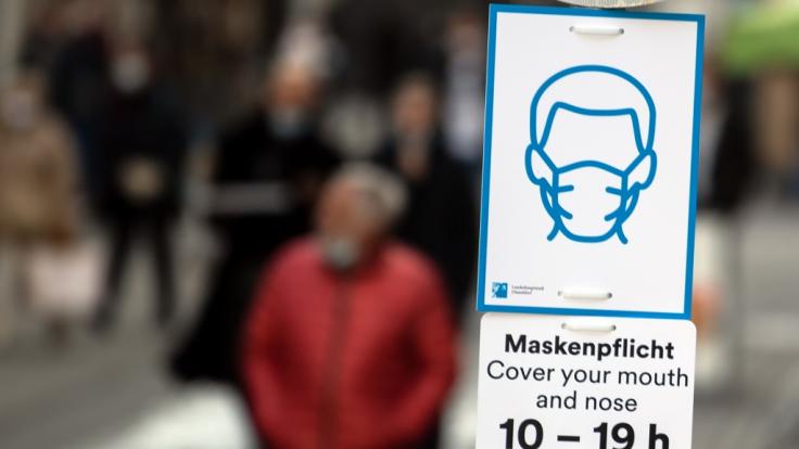 Nordrhein-Westfalen, Düsseldorf: Ein Schild weist auf die Pflicht zum Tragen von Schutzmasken hin.