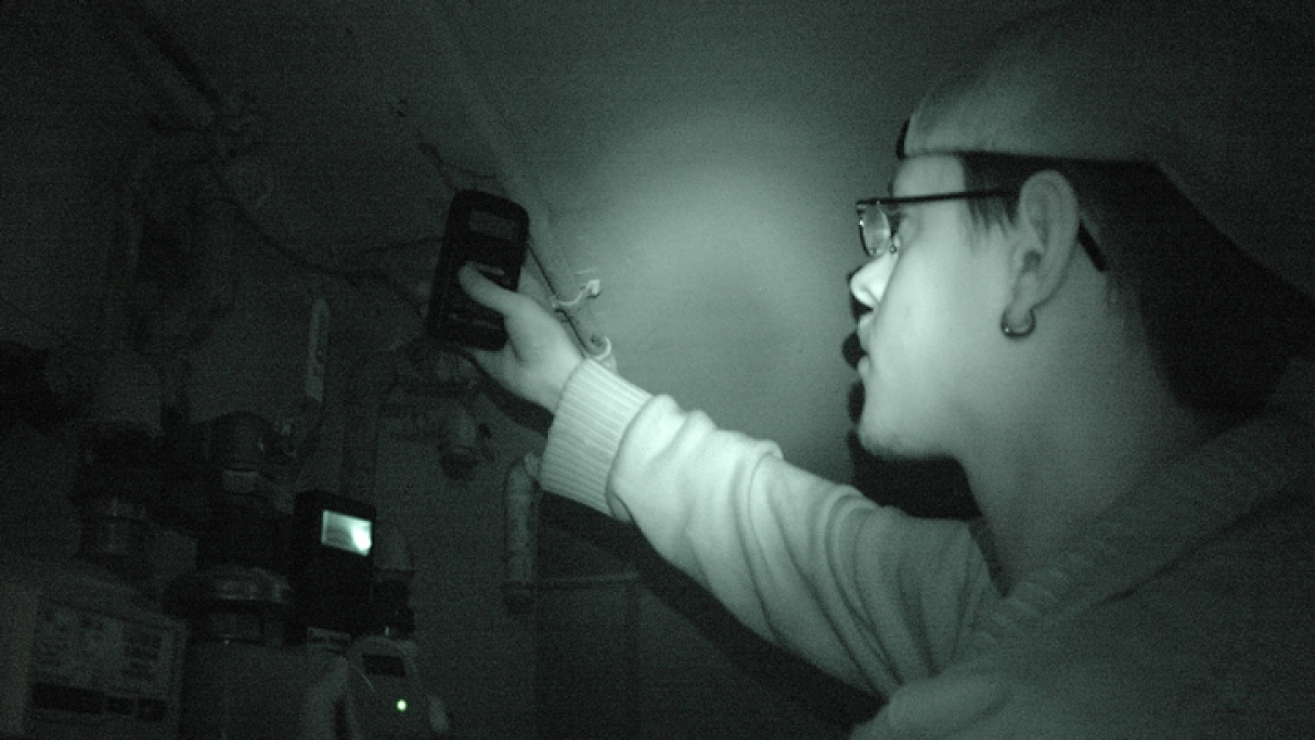 Geisterj&auml;ger Timo Herbert bei einer paranormalen Untersuchung. (Foto)