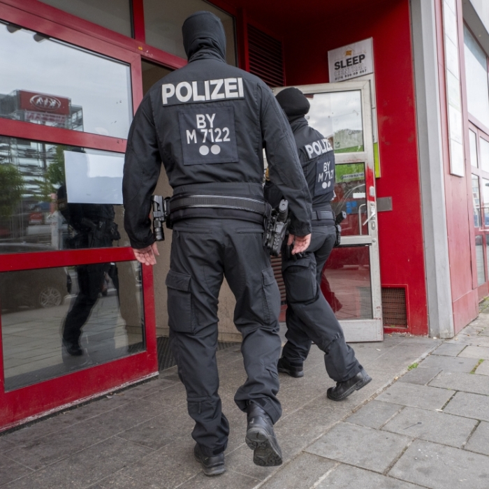 Hochpreisiger Pkw aus Hofeinfahrt gestohlen - Kripo sucht Zeugen