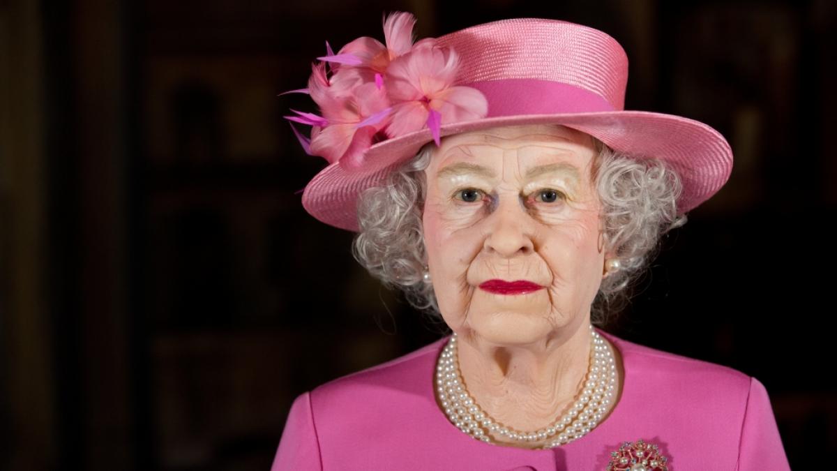 So sieht die Queen-Wachsfigur im Hamburger Panoptikum aus. (Foto)