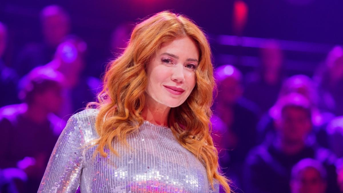 Palina Rojinski pr&auml;sentierte sich in der ersten Live-Show von "The Masked Singer" im silbernen Glitzerkleid. (Foto)