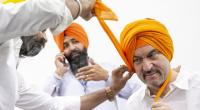 Im April 2025 besuchte Markus Söder Indien. Dabei bekam er in einem Sikh-Tempel einen orangenen Turban verpasst.