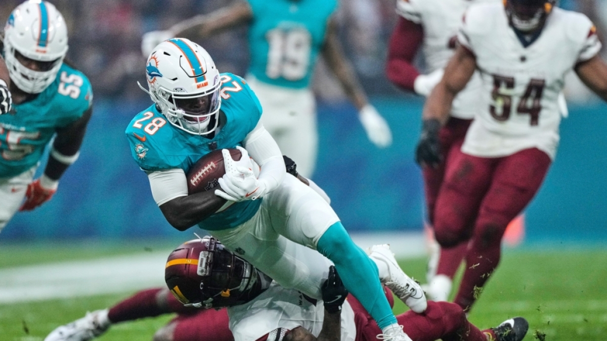 De'Von Achance von den Miami Dolphins wird von einem Spieler der Washington Commanders zu Boden gebracht, am 16.11.2025. (Symbolbild) (Foto)