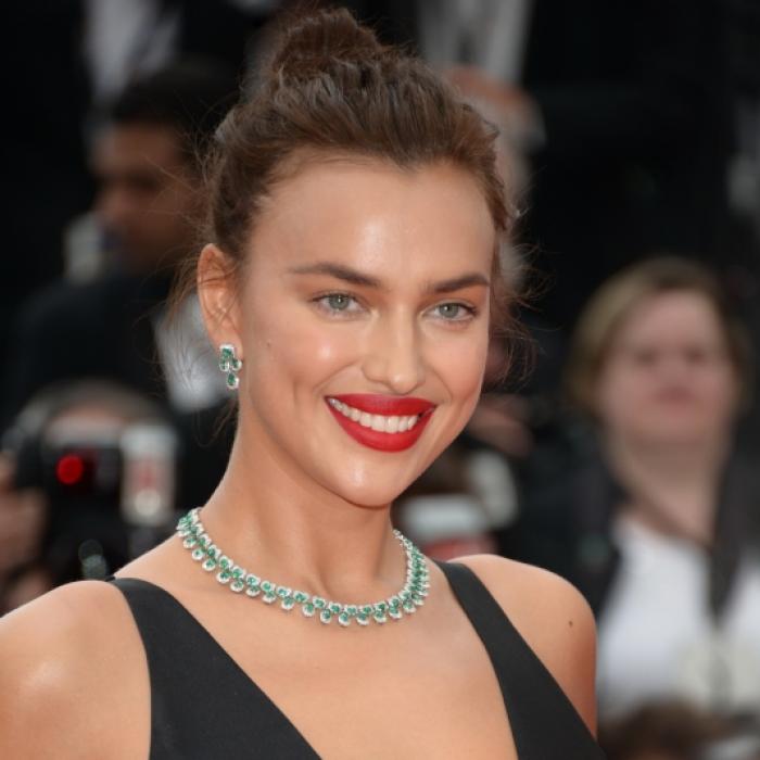 Im Gold-Body posiert sie als halbnackte Wonder Woman