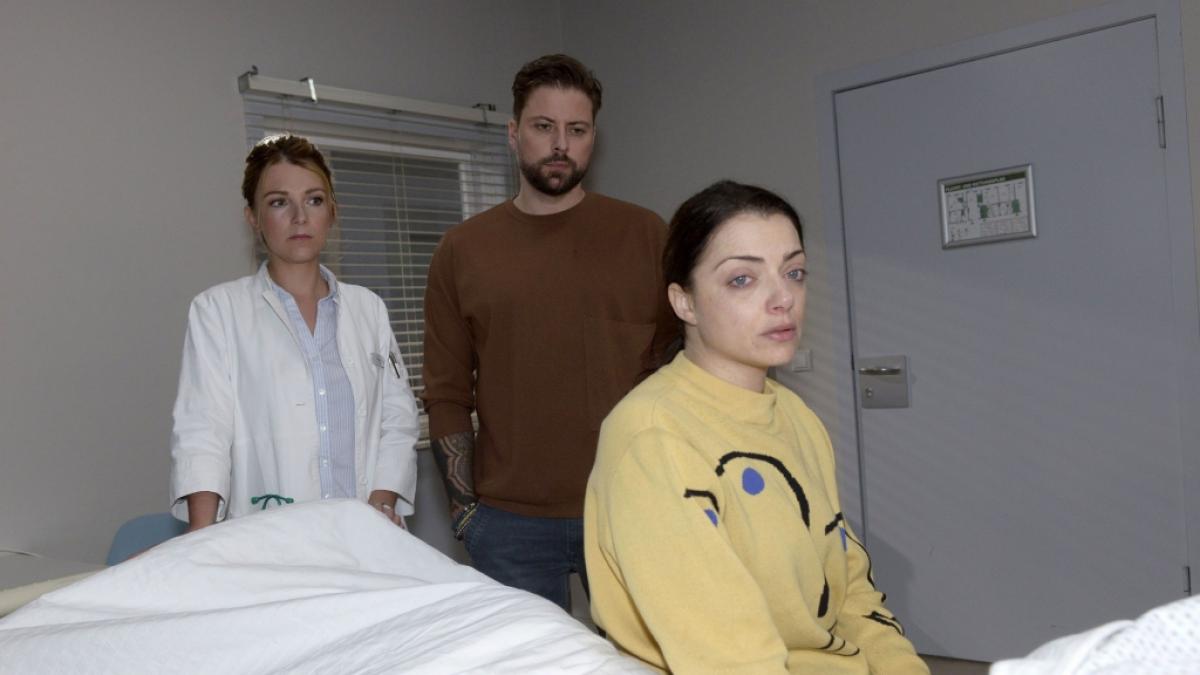 Lilly (Iris Mareike Steen, l.) und John (Felix von Jascheroff) stehen Emily (Anne Menden) und Sascha w&auml;hrend der schweren Zeit bei. (Foto)