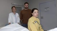 Lilly (Iris Mareike Steen, l.) und John (Felix von Jascheroff) stehen Emily (Anne Menden) und Sascha während der schweren Zeit bei.