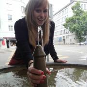 Diese Frau amüsierte sich köstlich über den bizarren Brunnen.