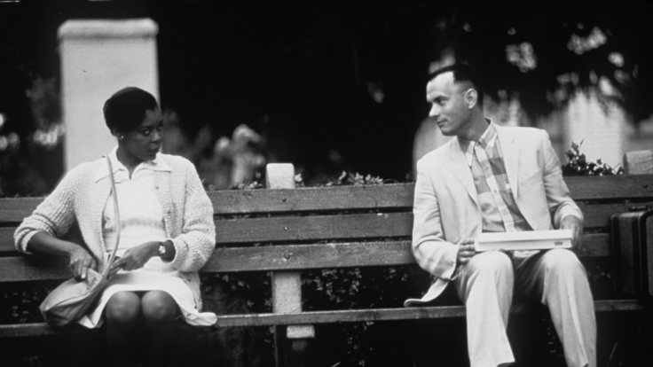 Der amerikanische Schauspieler Tom Hanks erzählt in «Forrest Gump» seine Lebensgeschichte einer fremden Frau.