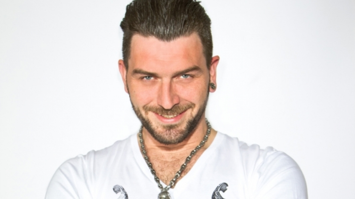Alex lebt seinen Traum: Seine Bar ist sein Leben! Er wird von seinen Mitarbeitern, die alle auch Freunde sind, respektiert und geliebt. Hinter Alex' taffem Erscheinungsbild steckt ein liebevoller Kerl mit großem Herzen. (Foto)